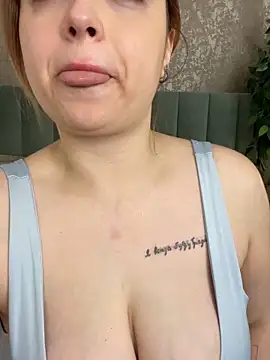 Snapshot of KellyMoors chatting on October 9, 2025, 1:17 am KellyMoors online show from October 9, 2025, 1:17 am