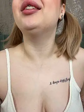 Snapshot of KellyMoors chatting on October 10, 2025, 1:50 am KellyMoors online show from October 10, 2025, 1:50 am