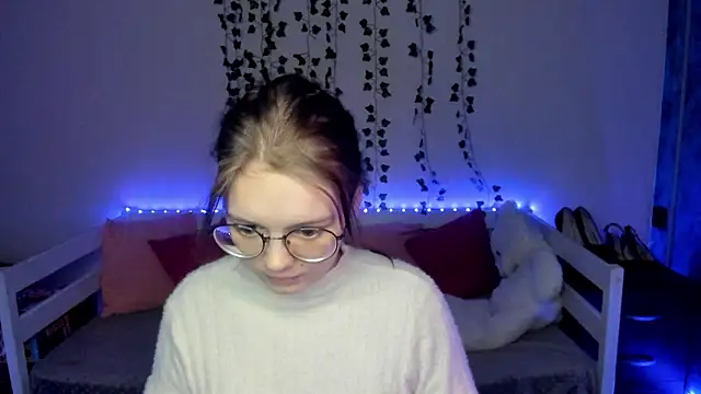 Snapshot of shy_elina01 chatting on October 18, 2025, 10:39 am shy elina01 online show from October 18, 2025, 10:39 am