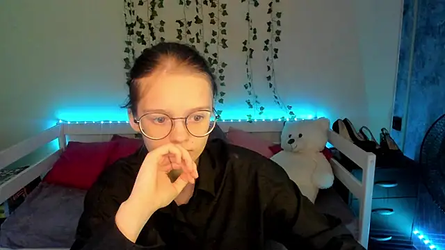 Snapshot of shy_elina01 chatting on October 4, 2025, 10:06 am shy elina01 online show from October 4, 2025, 10:06 am