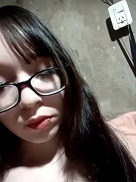 Snapshot of miaahot69 chatting on November 3, 2025, 9:24 am miaahot69 online show from November 3, 2025, 9:24 am