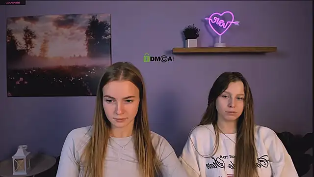 esme moore  online show from November 13, 2025, 10:08 am