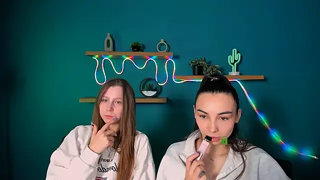 esme moore  online show from December 4, 2025, 9:30 am