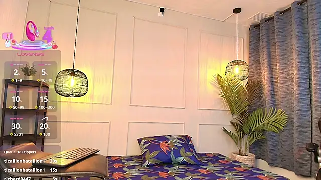 Nikki Vesper online show from December 17, 2025, 11:48 am