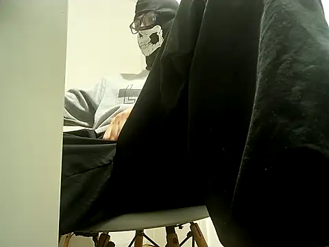 Snapshot of nofaceking20 chatting on October 17, 2025, 9:23 am nofaceking20 online show from October 17, 2025, 9:23 am