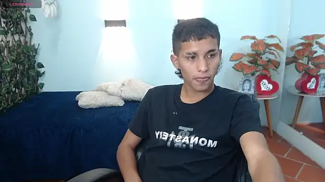 Snapshot of LiamBlack16 chatting on October 12, 2025, 1:34 pm LiamBlack16 online show from October 12, 2025, 1:34 pm