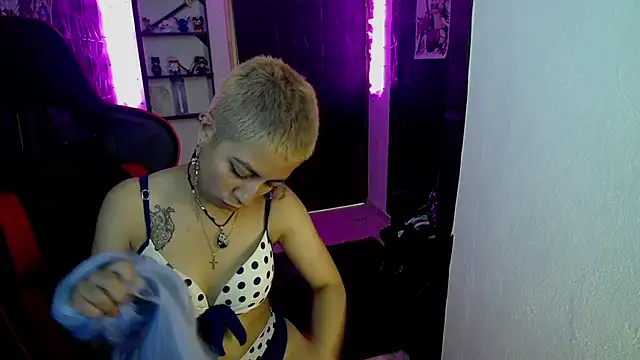 lunarichy22 online show from November 12, 2025, 8:23 pm