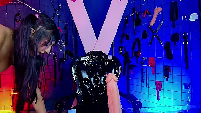 MrKiara Queen BDSM  online show from October 8, 2025, 12:39 pm