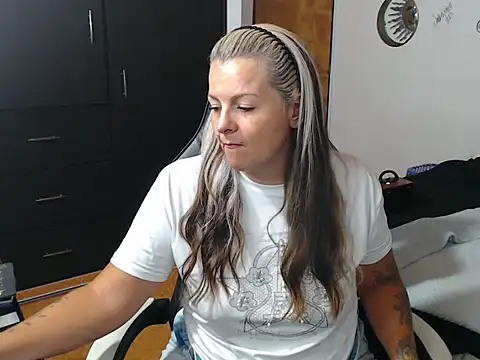 perlagoloza05 online show from October 6, 2025, 3:29 am