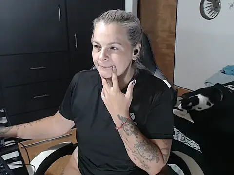 perlagoloza05 online show from October 3, 2025, 3:20 am