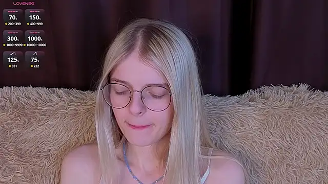 MonicaShiny online show from December 5, 2025, 9:01 pm