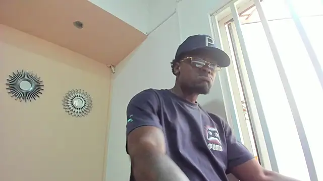 Snapshot of COMPTON_01 chatting on October 15, 2025, 12:35 pm COMPTON 01 online show from October 15, 2025, 12:35 pm