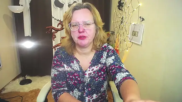 VestaWoody online show from October 18, 2025, 6:15 am