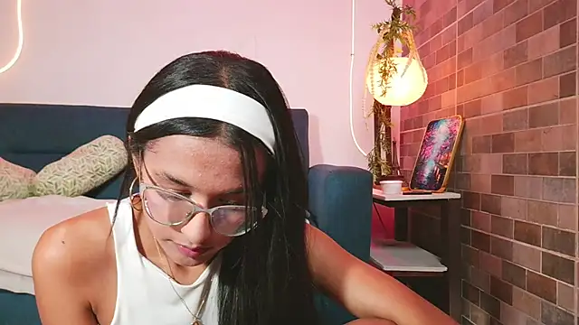 luna valen online show from April 11, 2026, 7:45 am