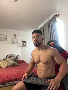 Ezzio Scolaro online show from February 10, 2026, 8:41 pm