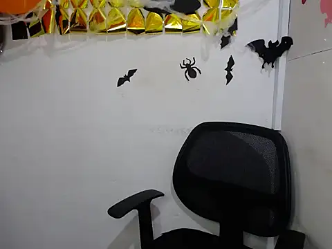 Snapshot of cherry_blond chatting on October 20, 2025, 2:39 pm cherry blond online show from October 20, 2025, 2:39 pm
