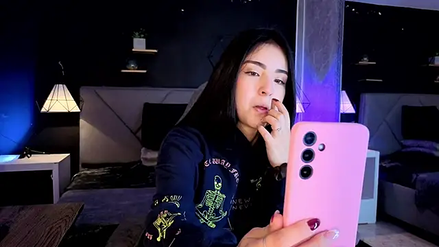 giapearl25 online show from November 6, 2025, 1:37 pm