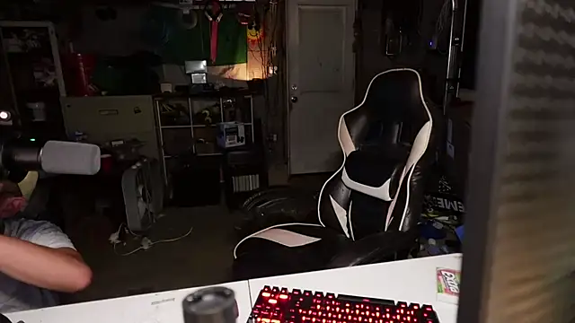 Snapshot of AverageMaleJay chatting on October 5, 2025, 2:35 am AverageMaleJay online show from October 5, 2025, 2:35 am