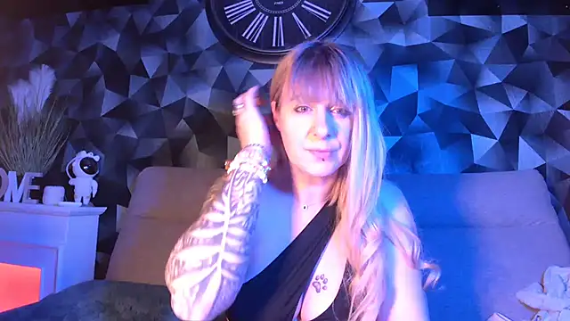 Delichieuse5 online show from February 18, 2025, 8:14 pm