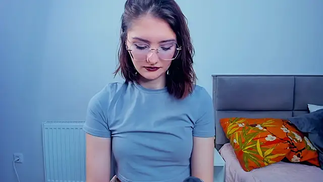 LorrieDegonia online show from December 5, 2025, 4:11 am