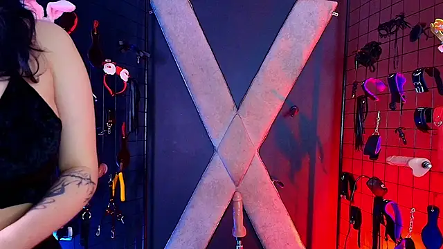 mranii queen bdsm  online show from December 20, 2025, 4:37 am