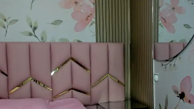 Laia 18 online show from November 18, 2025, 11:48 pm