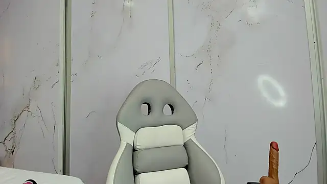 Laia 18 online show from December 1, 2025, 11:38 pm