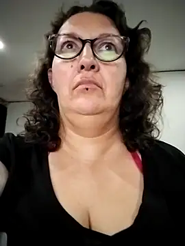 Snapshot of -saraqueen- chatting on October 17, 2025, 10:00 pm -saraqueen- online show from October 17, 2025, 10:00 pm