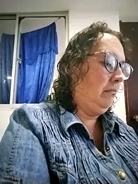 Snapshot of -saraqueen- chatting on October 15, 2025, 9:56 pm -saraqueen- online show from October 15, 2025, 9:56 pm