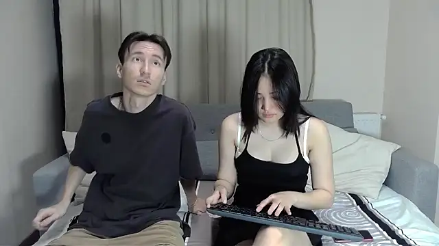KyleAndJulia online show from October 17, 2025, 6:53 pm