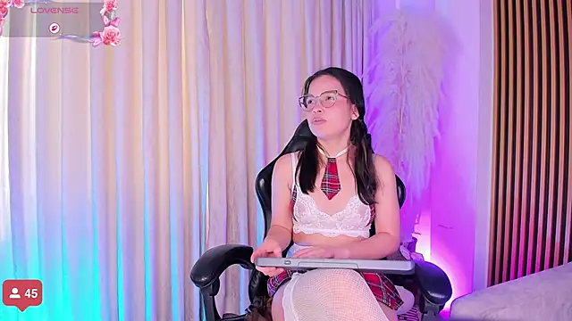 alejagarcia  online show from November 2, 2025, 8:25 pm