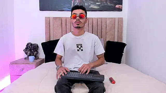 Timothe Evans online show from October 24, 2025, 9:03 pm