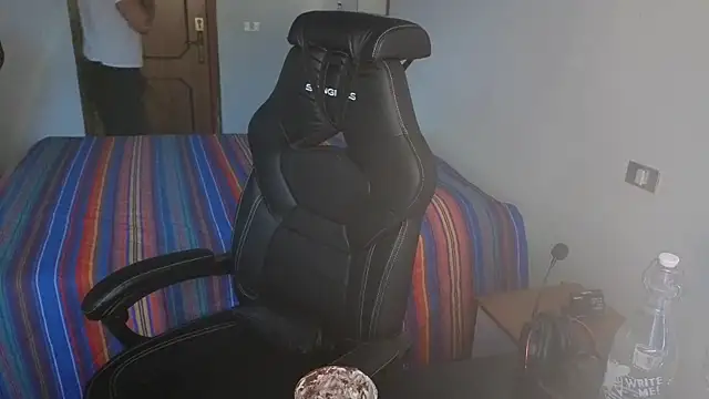 Al3xox02 online show from April 13, 2026, 5:39 pm