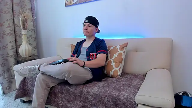 Leoo Miller online show from October 10, 2025, 8:31 pm