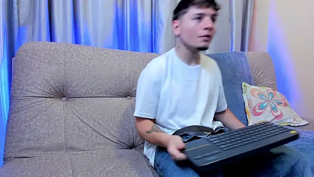 Snapshot of Leoo_Miller chatting on February 28, 2026, 4:23 am Leoo Miller online show from February 28, 2026, 4:23 am