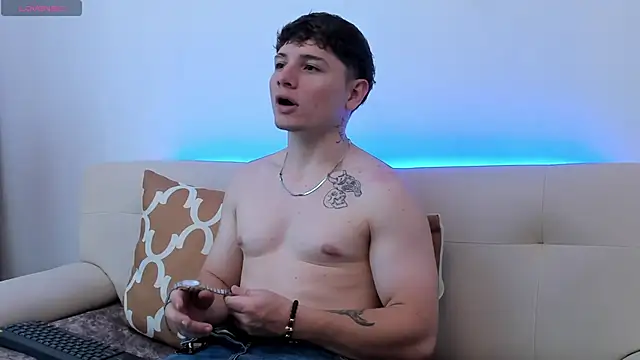 Leoo Miller online show from October 13, 2025, 8:43 pm