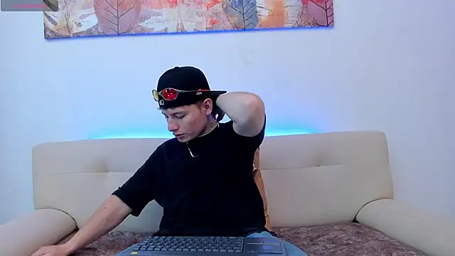 Leoo Miller online show from October 23, 2025, 8:07 pm