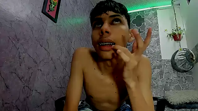 sexyboys cutex18 online show from February 12, 2026, 10:31 pm