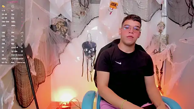 Snapshot of alex_boyy chatting on October 28, 2025, 7:02 pm alex boyy online show from October 28, 2025, 7:02 pm