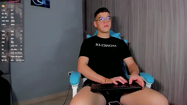 Snapshot of alex_boyy chatting on October 10, 2025, 4:46 am alex boyy online show from October 10, 2025, 4:46 am