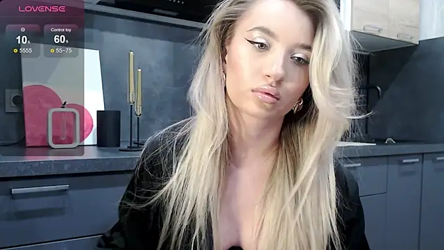 Snapshot of Luna_glamy chatting on October 18, 2025, 8:44 pm Luna glamy online show from October 18, 2025, 8:44 pm