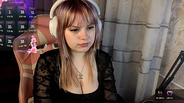 Snapshot of KristiBloom chatting on May 4, 2026, 11:07 pm KristiBloom online show from May 4, 2026, 11:07 pm