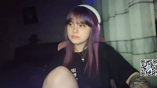 Snapshot of KristiBloom chatting on February 18, 2026, 7:43 pm KristiBloom online show from February 18, 2026, 7:43 pm