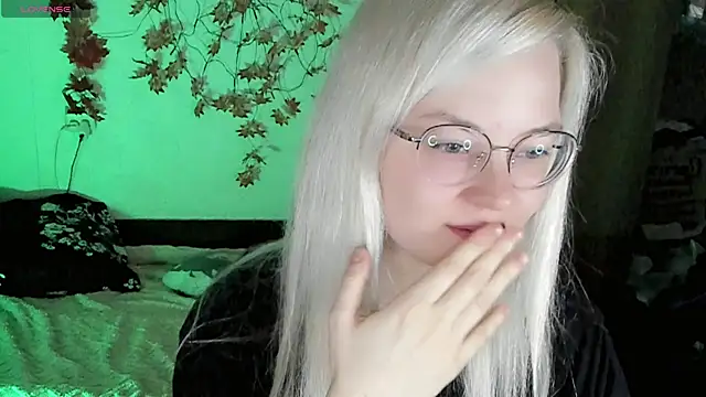 HoneyDazzle online show from November 7, 2025, 7:40 pm