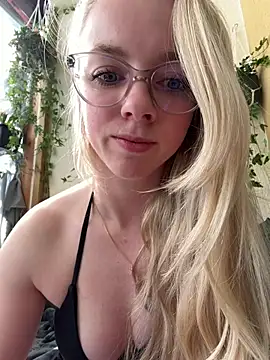 LinaLeana online show from April 1, 2026, 11:33 am