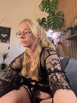 Snapshot of LinaLeana chatting on March 1, 2026, 5:57 pm LinaLeana online show from March 1, 2026, 5:57 pm