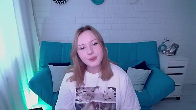 Snapshot of AuroraMour chatting on October 7, 2025, 11:00 am AuroraMour online show from October 7, 2025, 11:00 am