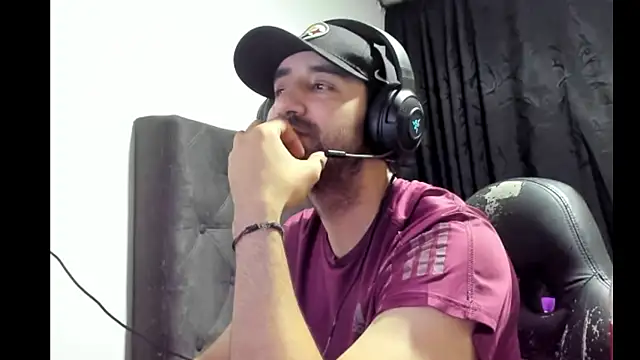 Snapshot of coolfriki chatting on October 30, 2025, 5:50 am coolfriki online show from October 30, 2025, 5:50 am