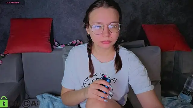 Nuura Moore online show from November 28, 2025, 1:06 am