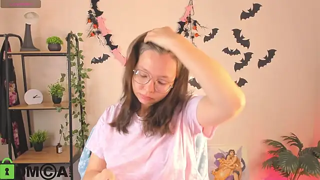 Nuura Moore online show from November 3, 2025, 12:49 am